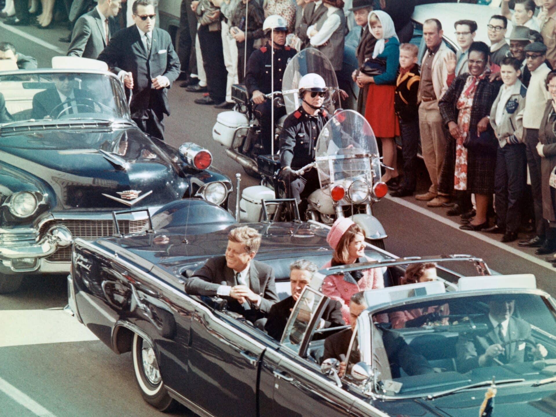 सरकार JFK हत्या से संबंधित हजारों डिलेसिफाइड पेज जारी करती है

