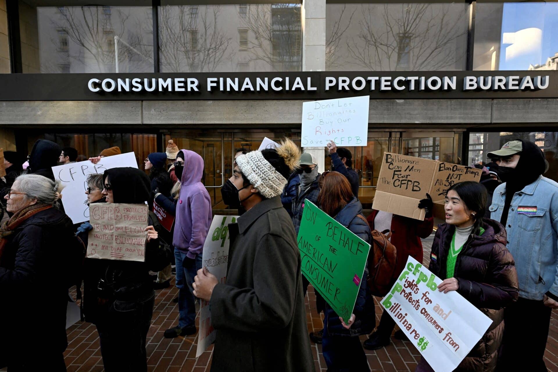 फोटो: CFPB के निदेशक रसेल वाउट के कार्य करने के बाद उपभोक्ता वित्तीय संरक्षण ब्यूरो रैली के समर्थकों ने एजेंसी के सभी कर्मचारियों को कार्यालय से दूर रहने और वाशिंगटन, डीसी, 10 फरवरी, 2025 में सीएफपीबी के बाहर कोई काम नहीं करने के लिए कहा। 