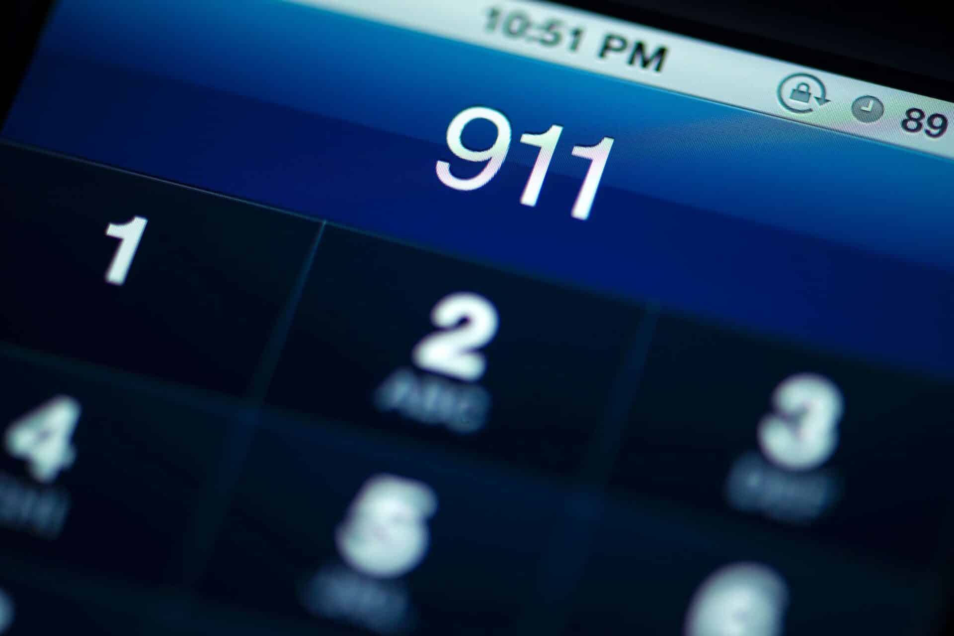 फोटो: 911 को एक अनिच्छुक स्टॉक फोटो में स्मार्ट फोन की स्क्रीन पर प्रदर्शित किया जाता है।